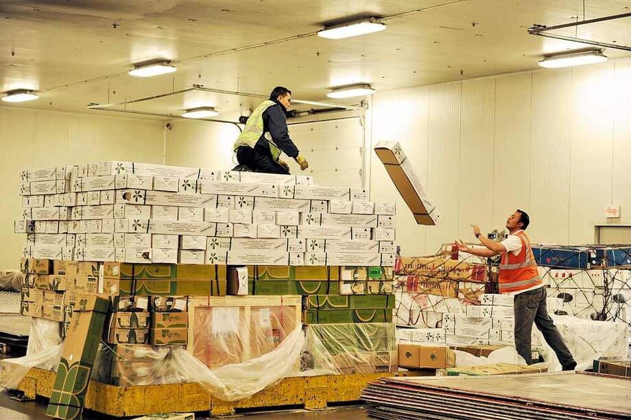 Desde el peso de quien organiza las cajas hasta acomodarlas según el tamaño de las cajas: cada detalle es vital en la industria aérea de carga.