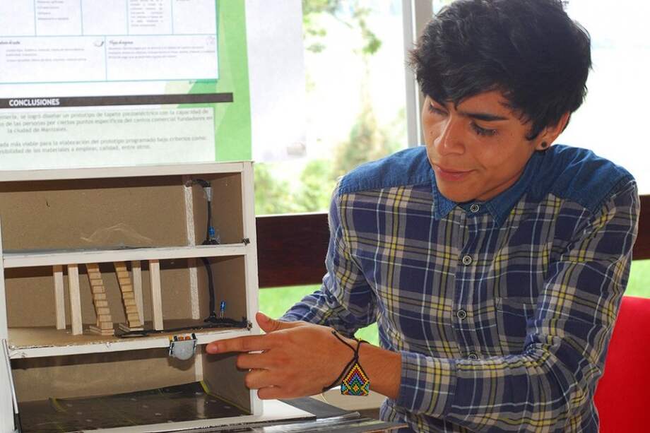 Estudiante muestra modelo de tapete. / Agencia de Noticias UN