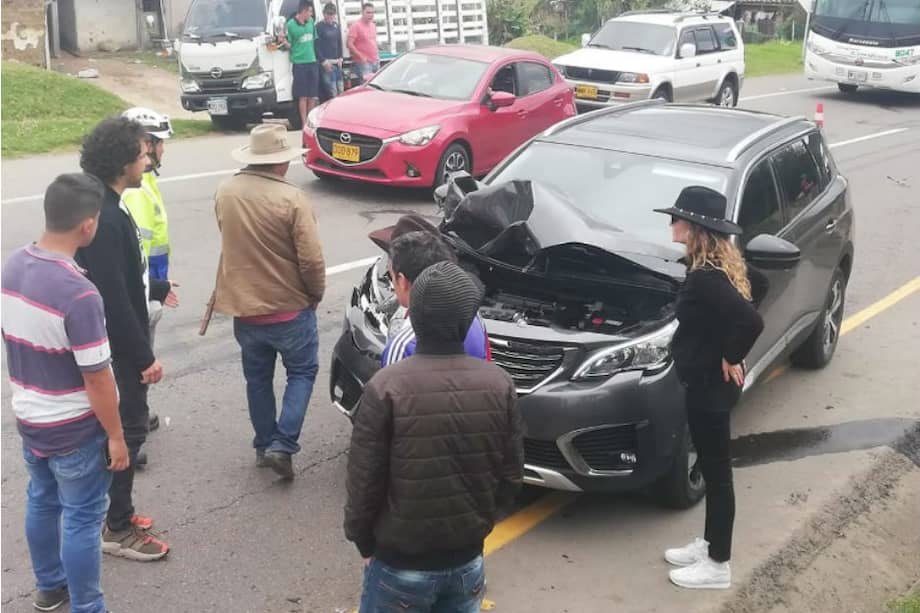 Los actores Mábel Moreno e Iván López después de su accidente en la vía Bogotá – Tunja. / Foto: Obtenida de NCT Noticias.