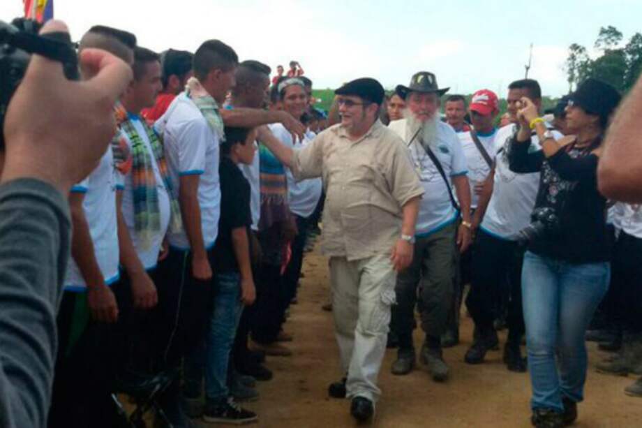 Rodrigo Londoño saluda a la guerrillera en su ingreso a la zona veredal de Tibú, Norte de Santander. / Prensa Farc