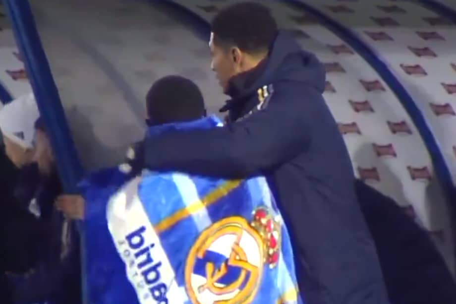 Jude Bellingham, mediocampista de Real Madrid, protagonizó emotivo gesto con un recogepelotas en la Copa del Rey.