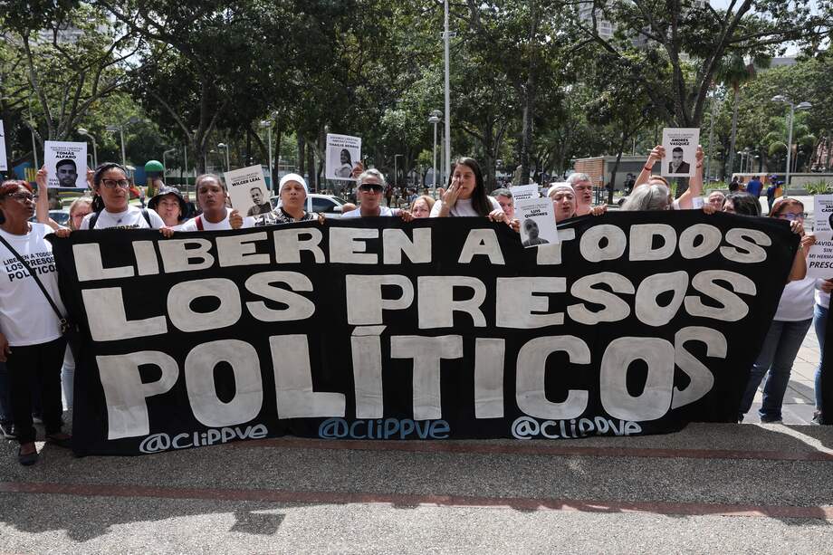 Familiares de detenidos sostienen una pancarta este jueves, afuera de la sede del Ministerio Público en Caracas (Venezuela).