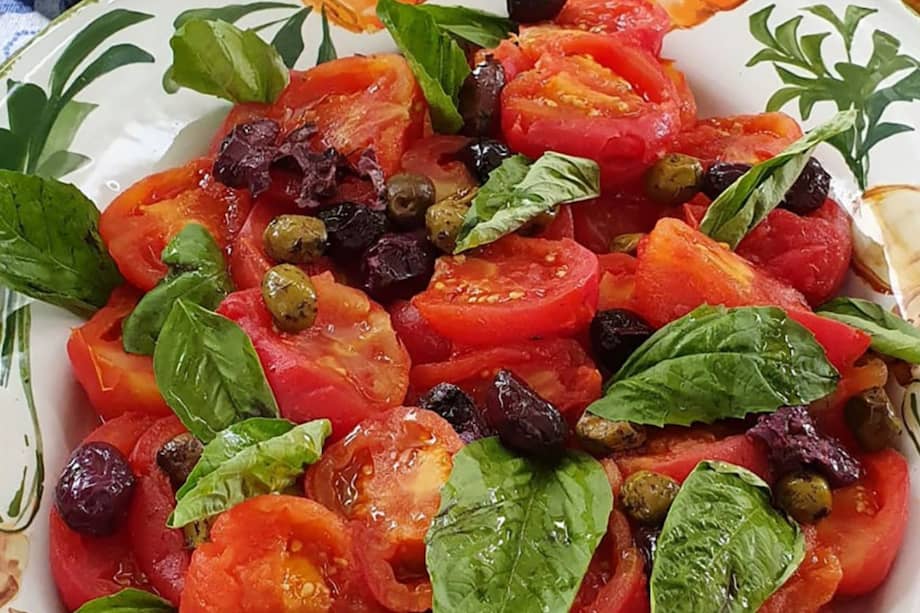 Un ejemplo es la receta que presento esta semana, una ensalada maravillosa cuyos protagonistas, el tomate asado y la albahaca fresca, entregan un carnaval de aromas, sabores y texturas.