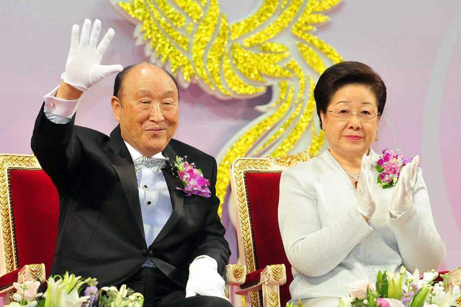 El reverendo Sun Myung Moon y su esposa Han Hak-Jada. / AFP