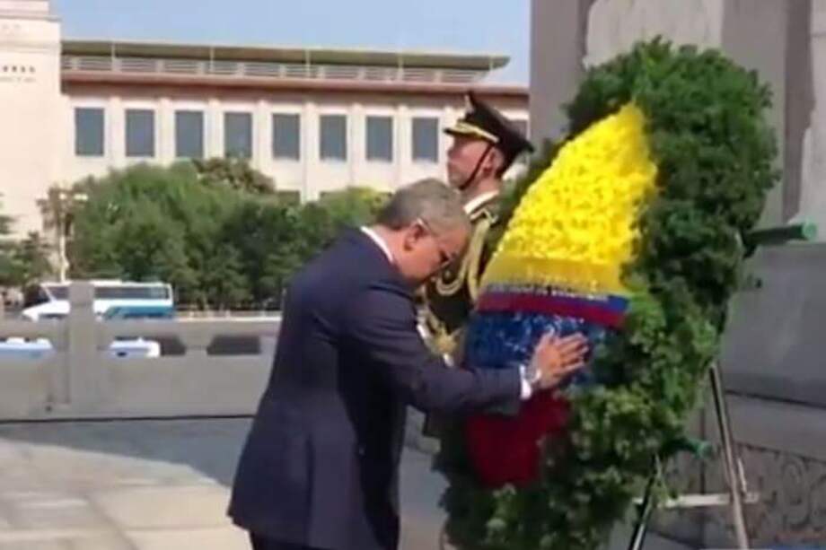 El presidente Iván Duque rindió homenaje a los héroes de la revolución china, en el Monumento a los Héroes del Pueblo, en Pekín. / SIG