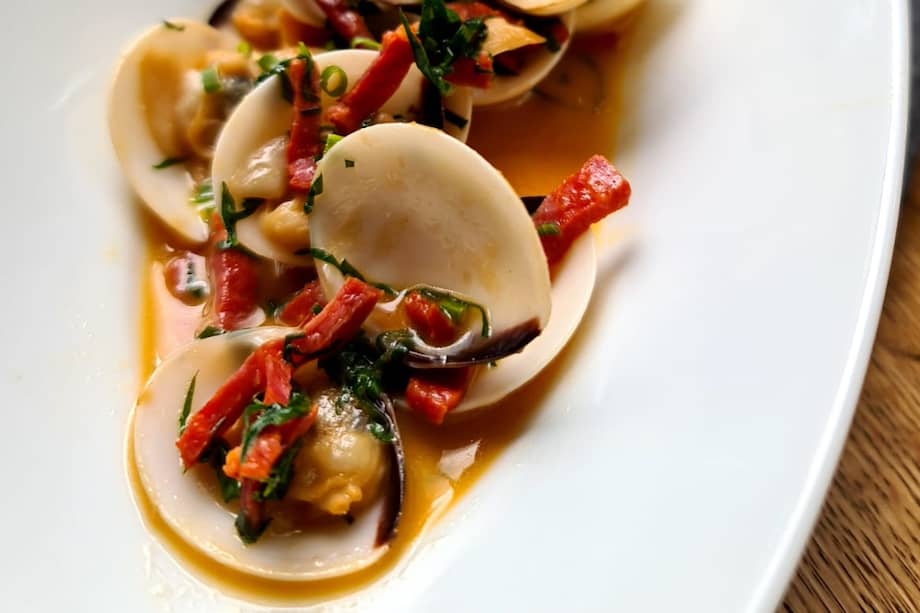 Cocine hasta que las almejas abran completamente y la salsa tome textura.