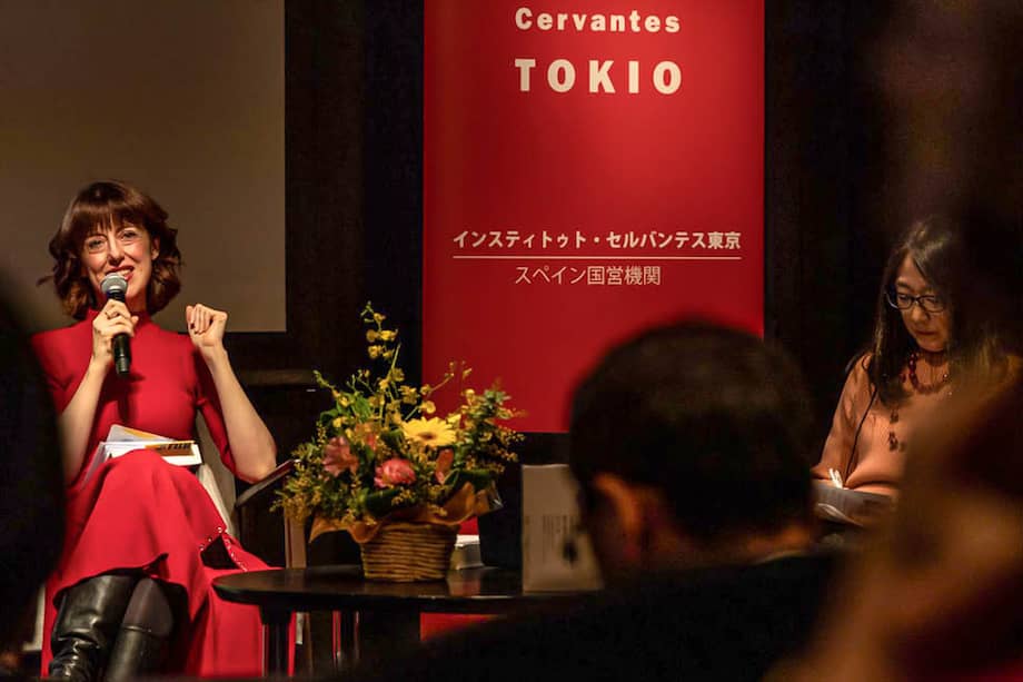 Irene Vallejo junto a la traductora y crítica japonesa Yukiko Konosu en el Instituto Cervantes de Tokio.