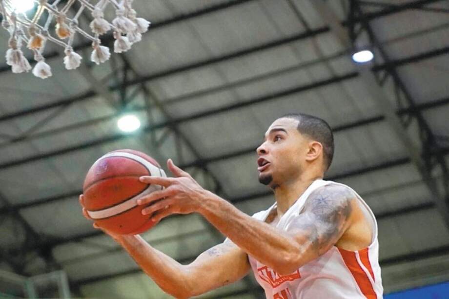Jonathan Rodríguez metiendo una bandeja en las semifinales de la liga.
