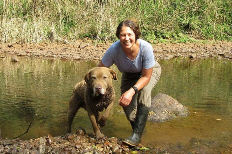 La investigadora Karen DeMatteo y el perro llamado Train tienen una misión: preservar el hábitat de varias especies de carnívoros en los bosques de Argentina / Cortesía de Karen DeMatteo - Sinc