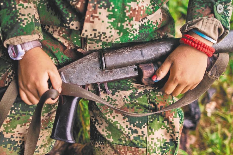 Una demanda contra el Código Penal advierte un vacío que deja sin protección a mujeres, niños y niñas reclutados y víctimas de violencia sexual dentro de los grupos armados/ AFP / LUIS ROBAYO