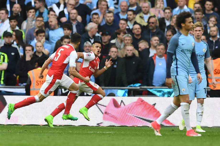 El chileno Alexis Sánchez anotó en la prórroga el tanto que le dio el triunfo al Arsenal sobre Manchester City. / AFP