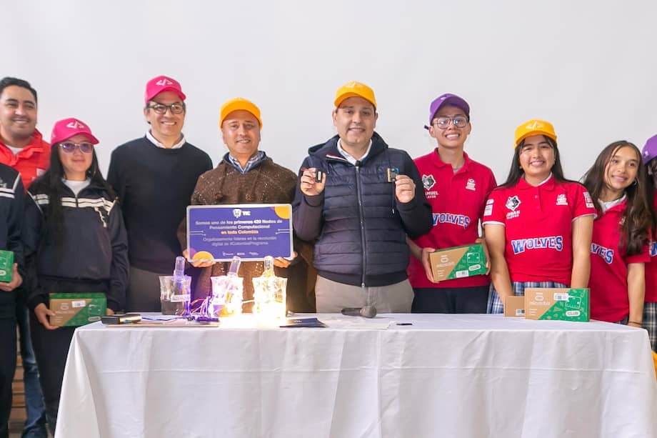 El ministro Mauricio Lizcano entregó microprocesadores en Ciudad Bolívar.