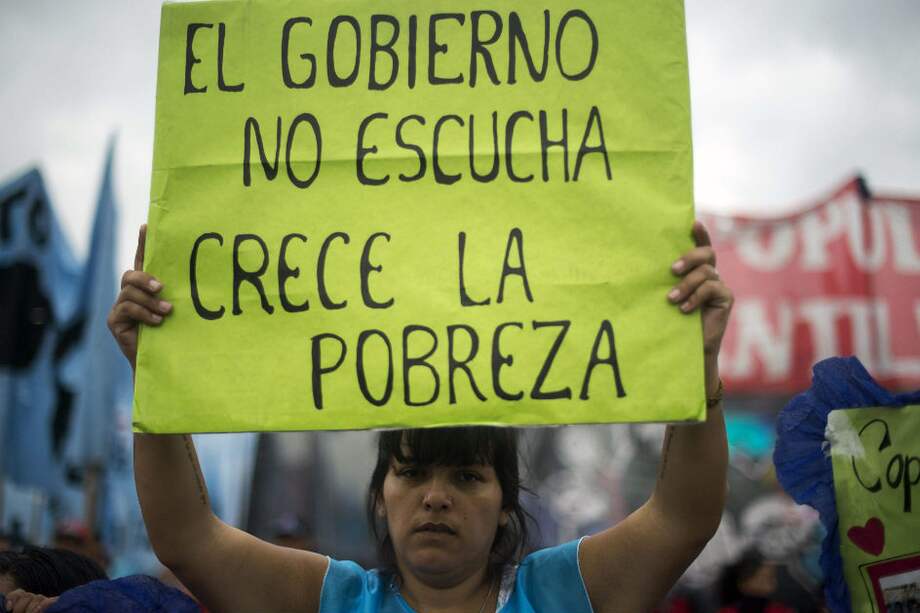 Miles de personas protestaron en contra del gobierno de Mauricio Macri. / AFP