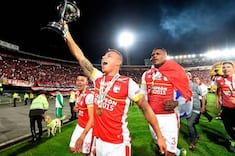 Juan Daniel Roa, con la Copa Sudamericana en 2015.