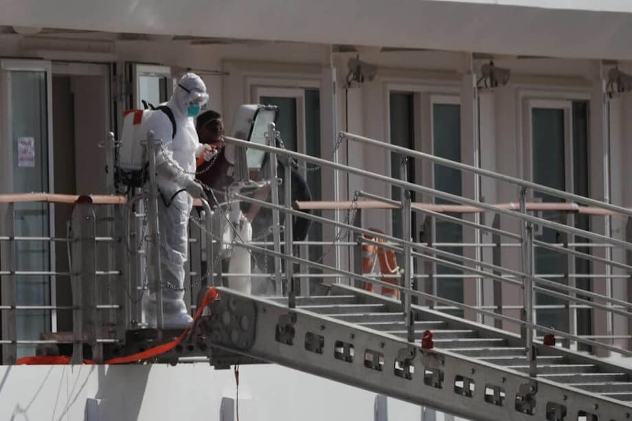 Personal de desinfección se prepara para la evacuación de la tripulación del buque australiano Greg Mortimer, afectado por la COVID-19, en Montevideo (Uruguay). / EFE