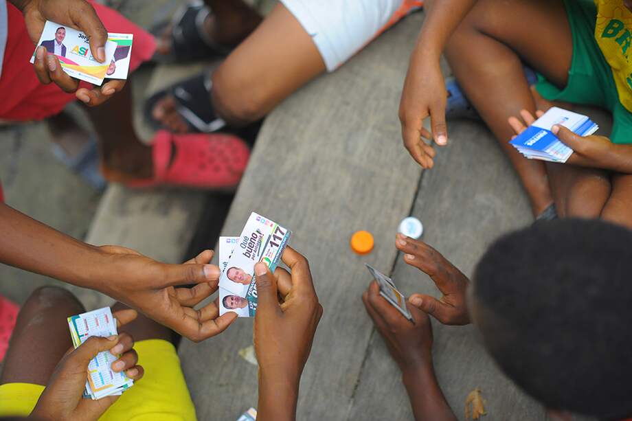 En Murindó, las tarjetas de publicidad de candidatos al Congreso son utilizadas por lo niños cual naipes de juego. / Fotos: Cristian Garavito - El Espectador