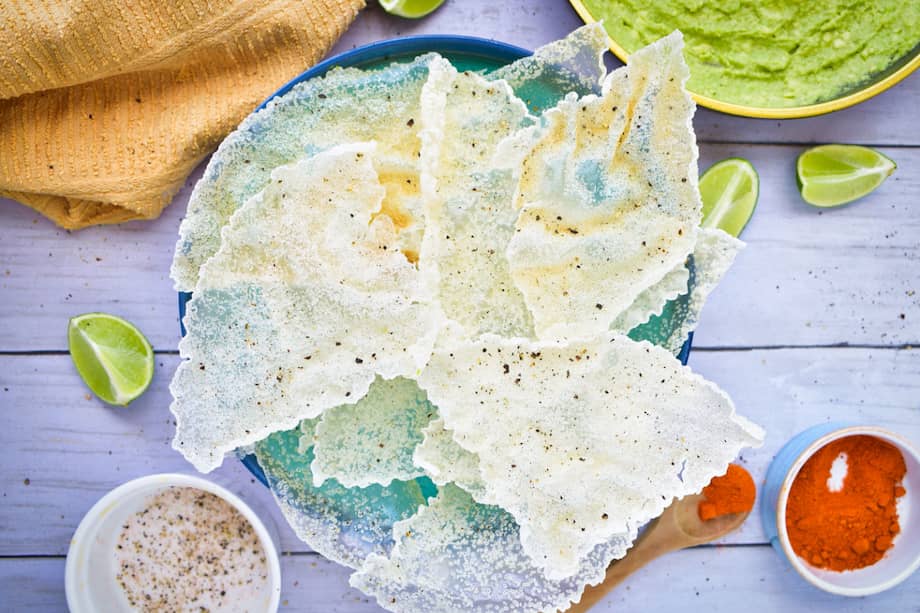 Papel de arroz crocante con crema de aguacate