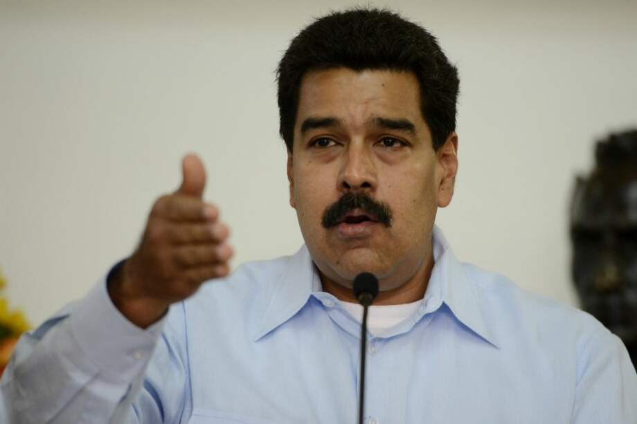 Maduro aprovecha su lapsus "millones y millonas" y habla de "libros y libras"