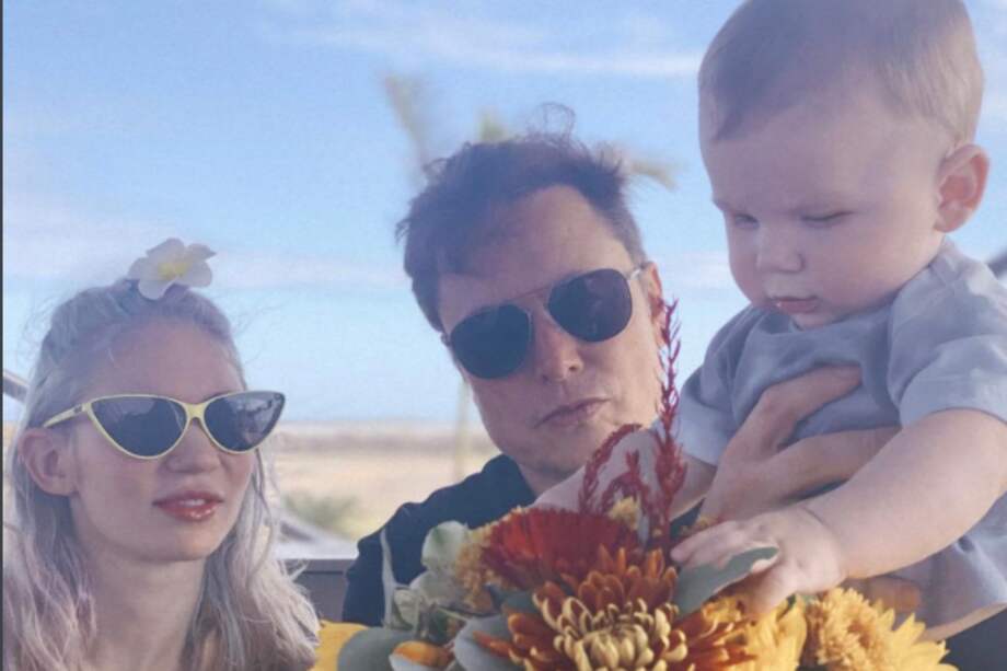Elon Musk compartió una fotografía en Twitter en la que aparece junto a su actual pareja, la artista Grimes y su hijo que bautizó X Æ A-Xii.