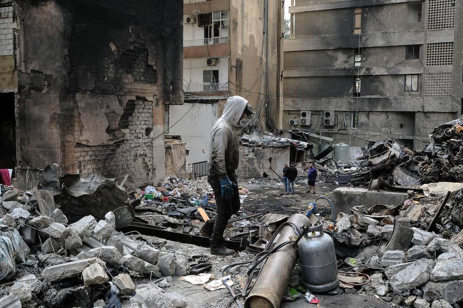 Beirut retira escombros tras bombardeos israelíes que dejaron más de 400 muertos y más de mil heridos en todo el Líbano. Imagen de referencia de ataques anteriores.