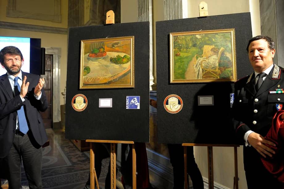 El ministro de cultural italiano, Dario Franceschini (izda), y el brigadier general de cultura de los Carabinieri, Mariano Mossa (dcha), descubren dos pinturas de Paul Gauguin y Pierre Bonnard hallados tras su robo en los años 70, en Roma (Italia).