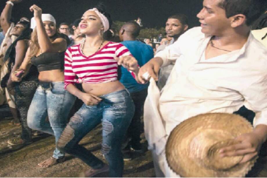 Ellas no necesitan guía para bailar. / Jorge Idárraga