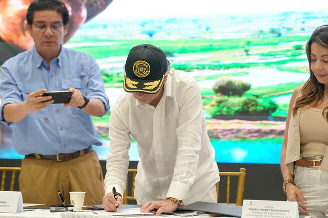 Подписание закона об аграрной юрисдикции президентом Густаво Петро.