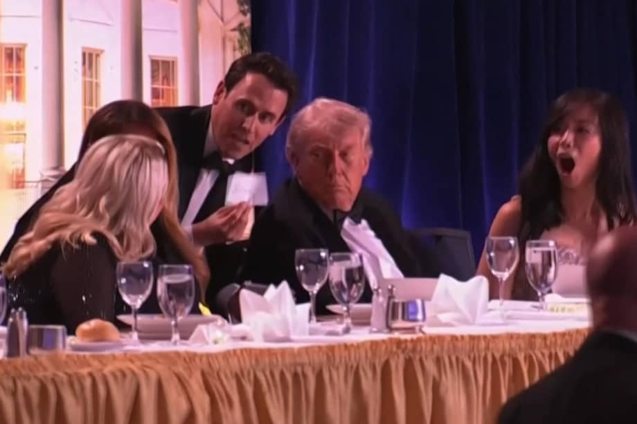 Captura de imagen de un video facilitado por la Casa Blanca. El presidente de EE.UU., Donald Trump, dijo este sábado que el tirador que irrumpió en el hotel donde el mandatario participaba en una cena con corresponsales en Washington fue "interceptado" y detenido por el Servicio Secreto y que disparó a un agente, pero indicó que la bala impactó en su chaleco antibalas.