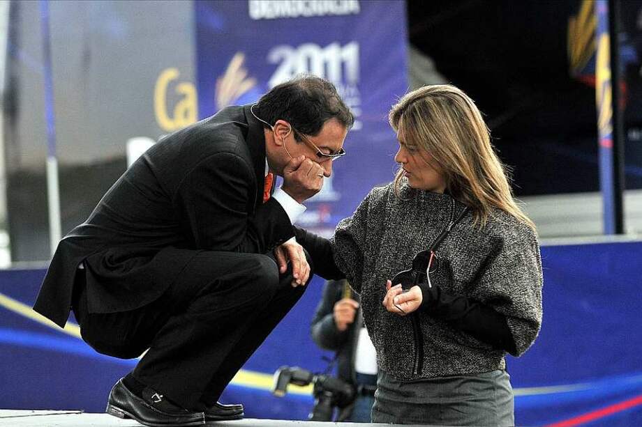 Piden a Petro responder por familiares de su esposa en administración