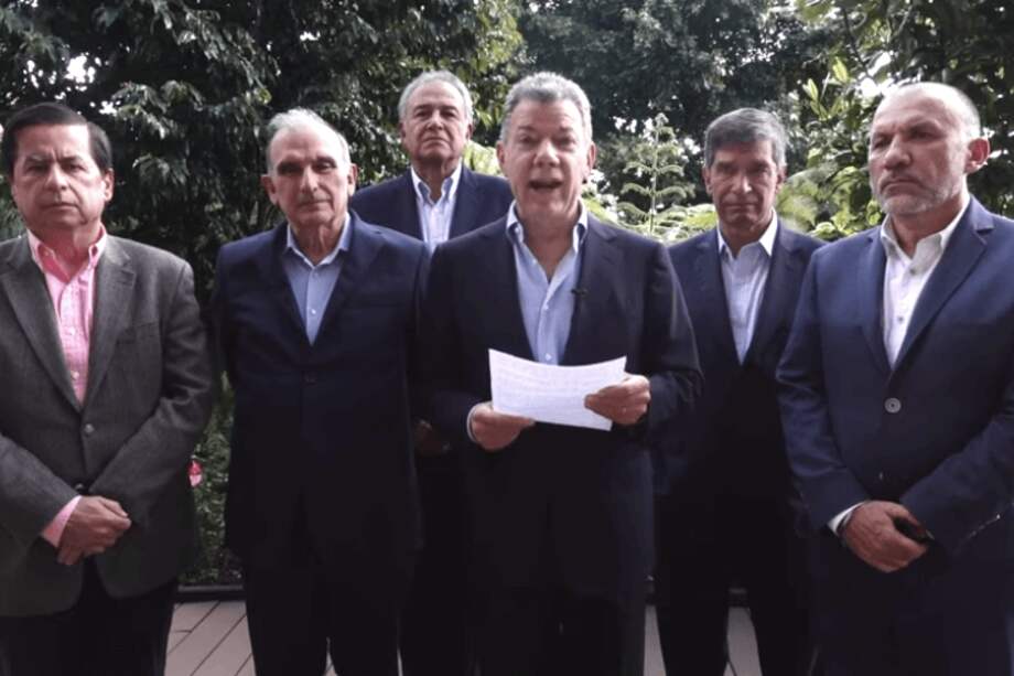 En el centro, Juan Manuel Santos, junto al exministro Juan Fernando Cristo, el exjefe negociador del gobierno Humberto de la Calle; el exvicepresidente Óscar Naranjo; el exconsejero Rodrigo Pardo y el senador Roy Barreras. / Captura de Youtube