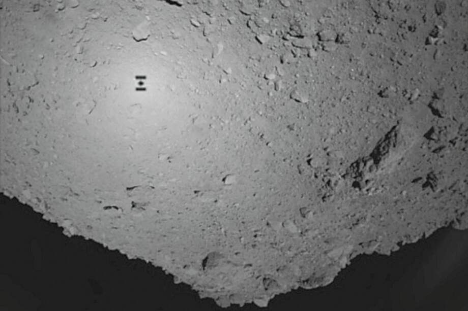 Hayabusa2 sobre el asteroide Ryugu. / JAXA