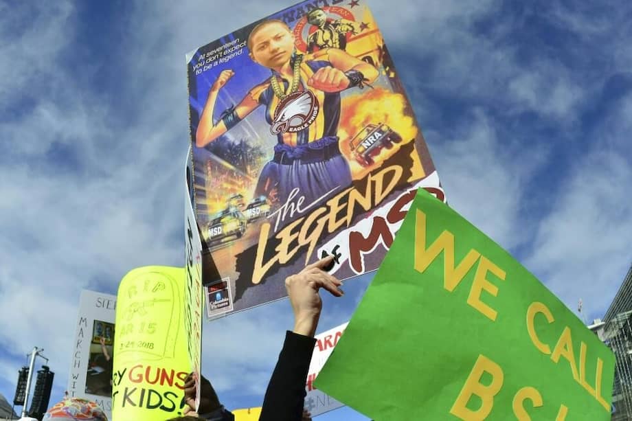 Durante las marchas del 2018 se sacaron afiches de algunos de los sobrevivientes del tiroteo. / AFP