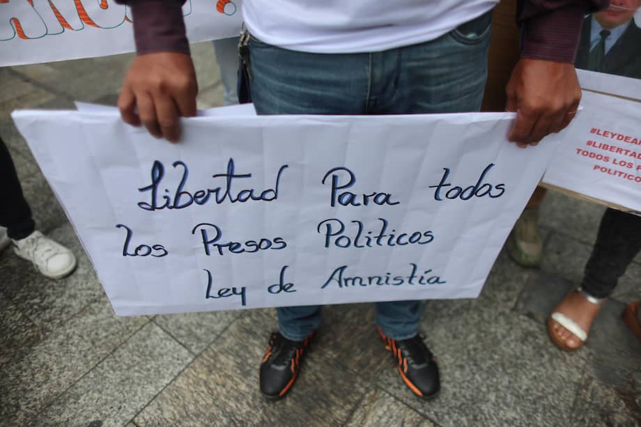 Un cartel en una protesta de familiares de presos políticos detenidos en estados fronterizos de Venezuela con Colombia.