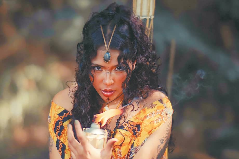 Mientras recorre el país batallando en las plazas, Pandora trabaja en su carrera musical.