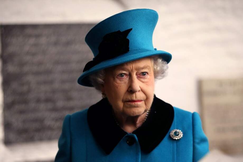 Isabel II, insultada en Twitter tras enviar su primer mensaje