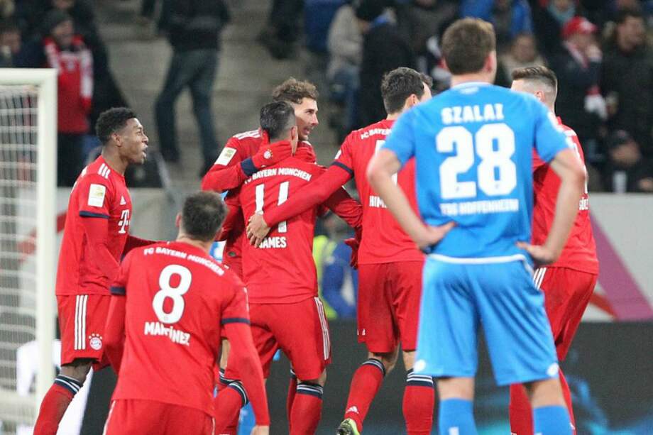 James Rodríguez (c) celebra el tanto en el que participó, este viernes, en la victoria del Bayern Múnich. / AFP