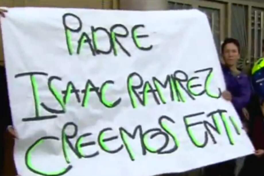 Feligreses apoyan al sacerdote.