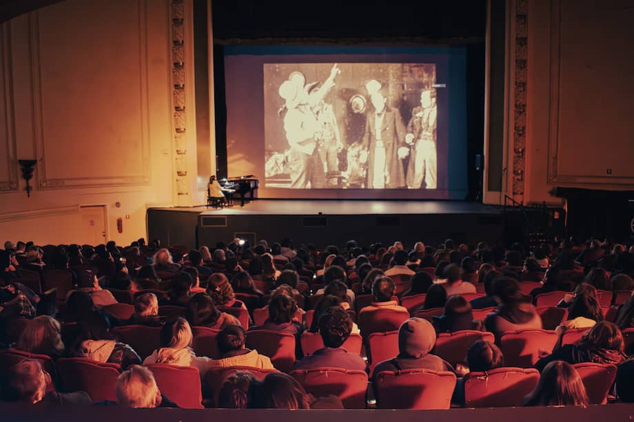 "The Scarlet Drop" de John Ford se estrenó en 2018 y narra la historia de un hombre que le niegan la posibilidad de luchar en la Guerra Civil de Estados Unidos, se une a un grupo de merodeadores y termina convertido en un fugitivo.