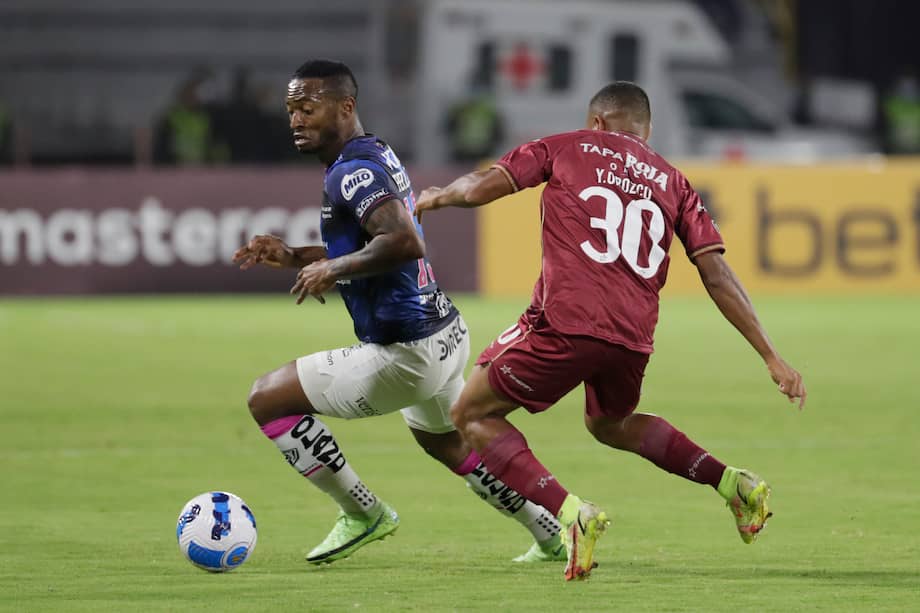 Yohandry José Orozco (der.), del Tolima, disputa la pelota con Pedro Perlaza, de Independiente del Valle, durante el partido de este miércoles.