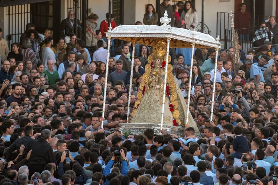 El ROCÍO, ALMONTE (HUELVA), 20/05/2024.- La Virgen del Rocío procesiona por la aldea almonteña de El Rocío (Huelva) tras saltar la reja los almonteños a las 2:57 horas haciéndose con el paso de la Virgen. EFE/Julián Pérez