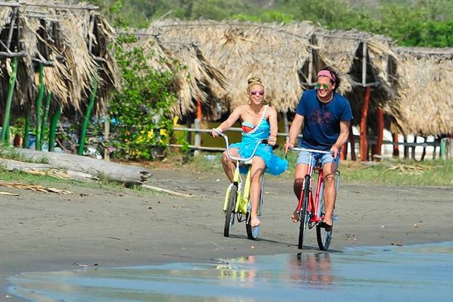Shakira y Carlos Vives en el rodaje del video de "La bicicleta". / AFP