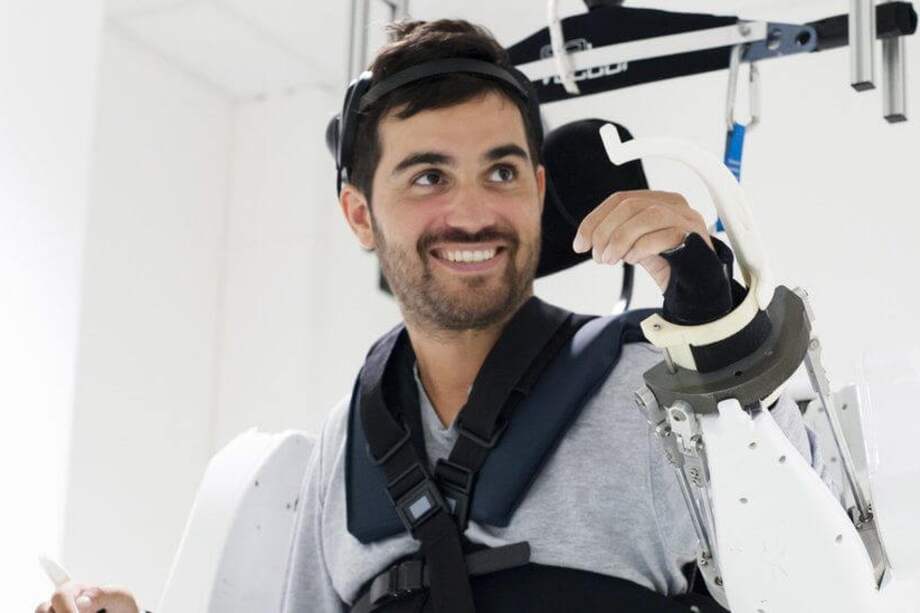 Imagen del paciente tetrapléjico haciendo pruebas con el exoesqueleto. / AFP - Clinatec Endowment Fund