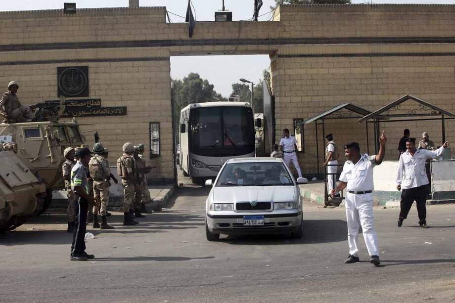 Soldados de la Armada egipcia frente a la cárcel Torah, donde está detenido Hosni Mubarak. / EFE