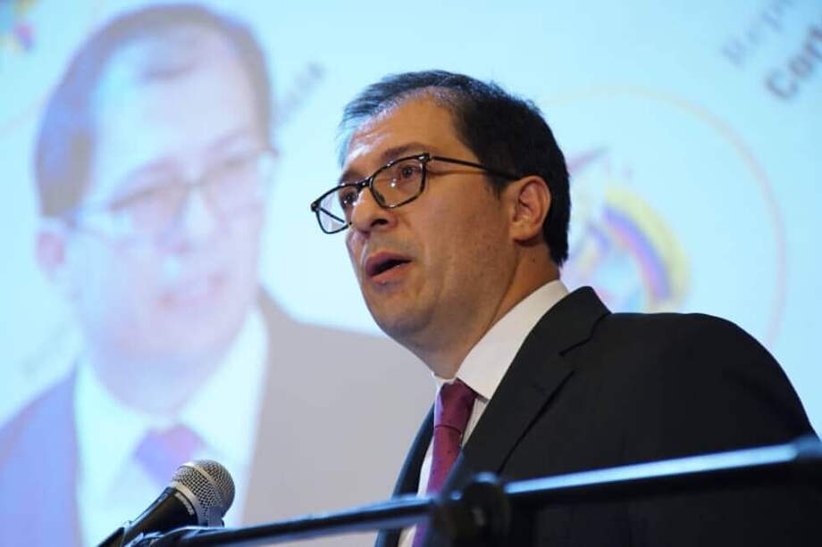 El fiscal insistió en que él cubrió los gastos del viaje y dijo que no se referirá más al tema.