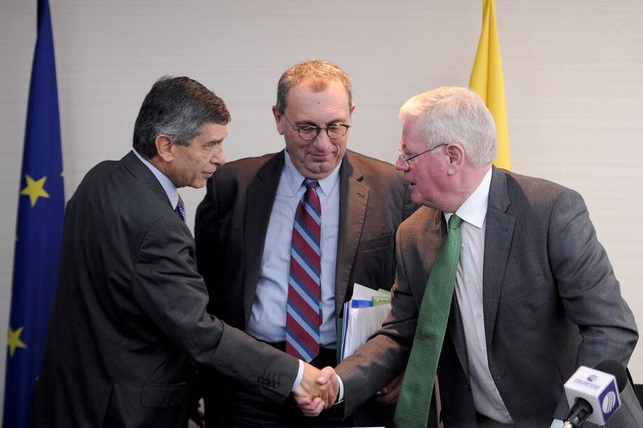 El ministro para la posconflicto, Rafael Pardo, estrecha la mano de Eamon Gilmore, enviado especial de la Unión Europea para el proceso de paz. Al fondo el director general de Cooperación Internacional y Desarrollo de la Unión Europea, Stefano Manservisi, de visita en Colombia. / Mauricio Alvarado -El Espectador