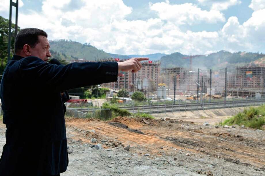 Hugo Chávez visita una de las obras de vivienda dispuestas en las afueras de Caracas.