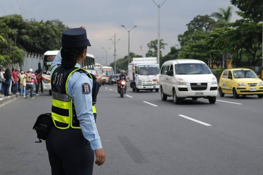 El sujeto emprendió la huida tras ser detenido en un puesto de control en el sector de Cristo Rey, en Medellín. Fue capturado después de la persecución.