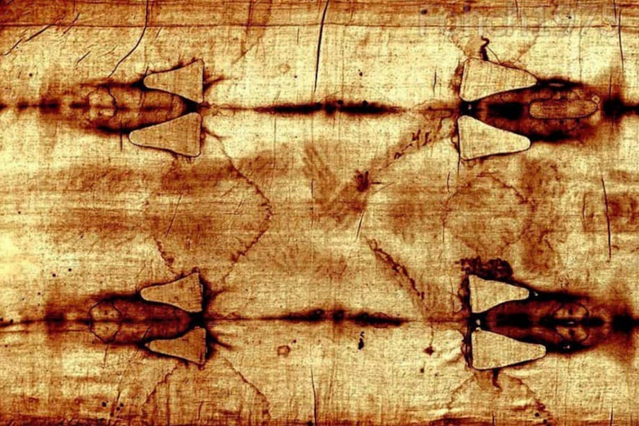 Al menos la mitad de las manchas de sangre del manto de Jesús serían falsas, ya que no son compatibles con la posición de un cuerpo ni en la cruz ni en un sepulcro. / Captura de pantalla Youtube.