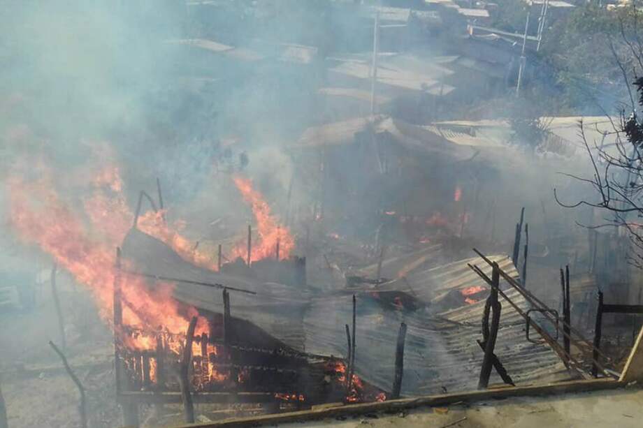Se presume que el incendió se fortaleció por llantas que se encontrabna en la vivienda donde empezó la conflagración. / Archivo El Espectador