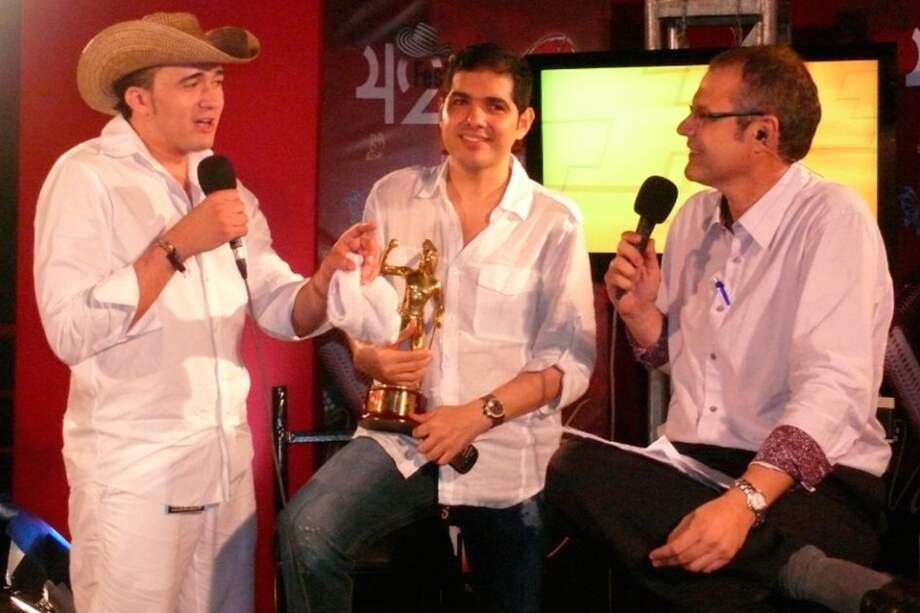 Ernesto McCausland (d) con el Rey Vallenato 2009, Sergio Luis Rodríguez, y el cantante Peter Manjarrés. / Fundación Festival de la Leyenda Vallenata